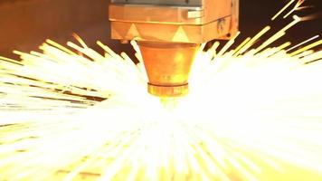 laser gesneden, industrie. metalen plaat snijden op lasersnijmachine. video