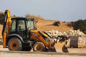 lado turquía 18 de febrero de 2022 tractor excavadora para la demolición de un edificio antiguo. excavadora de hormigón y roca dura foto