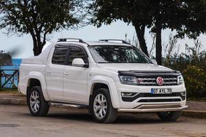 antalya turquía 20 de febrero de 2022 volkswagen amarok blanco está estacionado en la calle en un día cálido foto