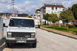 lado turquía 28 de febrero de 2022 bmc levend blanco está estacionado en la calle en un día cálido foto