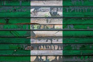 la bandera nacional de nigeria está pintada en tablas irregulares. símbolo del país. foto