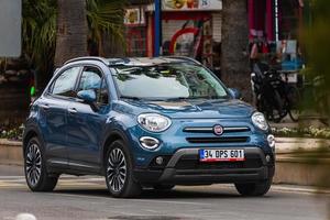 lado turquía 18 de febrero de 2022 fiat 500 azul estacionado en la calle en un cálido día de verano con el telón de fondo del tráfico de la ciudad foto