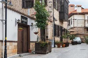 antalya turquía 20 de febrero de 2022 estrecha calle peatonal con edificios bajos al estilo de la arquitectura europea foto