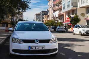 lado turquía 20 de febrero de 2022 volkswagen polo blanco está estacionado en la calle en un día cálido foto