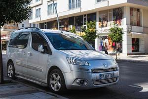 lado turquía 20 de febrero de 2022 peugeot partner plateado está estacionado en la calle en un día cálido foto