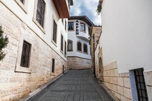 antalya turquía 20 de febrero de 2022 estrecha calle peatonal con edificios bajos al estilo de la arquitectura europea foto