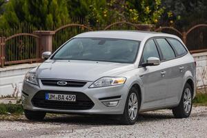 lado turquía 20 de febrero de 2022 ford mondeo plateado está estacionando en la calle en un día de verano foto