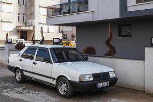 pavo lateral 20 de febrero de 2022 tofas blancas dogan está estacionado en la calle en un día cálido foto