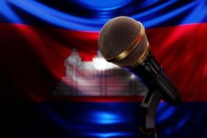 micrófono en el fondo de la bandera nacional de camboya, ilustración 3d realista. premio de música, karaoke, radio y equipo de sonido de estudio de grabación foto