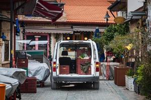 antalya turquía 20 de febrero de 2022 cerca de una minivan de carga se encuentra en una calle de la ciudad con las puertas traseras abiertas para descargar foto