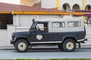 lado turquía 18 de febrero de 2022 land rover defender blanco estacionado en la calle en un cálido día de verano foto