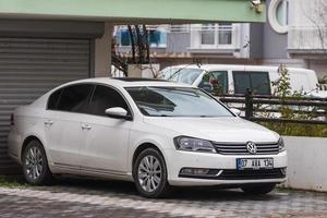 lado turquía 03 de marzo de 2022 volkswagen passat plateado está estacionado en la calle en un cálido día de otoño foto