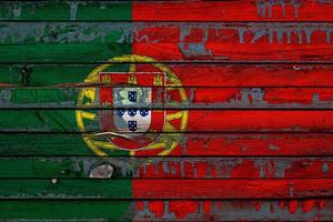 la bandera nacional de portugal está pintada en tablas irregulares. símbolo del país. foto