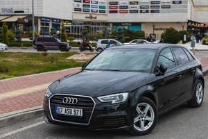 lado turquía 20 de febrero de 2022 azul audi a3 está estacionando en la calle en un día de verano foto