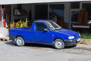 lado turquía 01 de marzo de 2022 skoda azul pick up estacionado en la calle en un día cálido foto