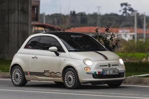 lado pavo 04 de marzo de 2022 fiat 500 blanco estacionado en la calle en un cálido día de verano foto