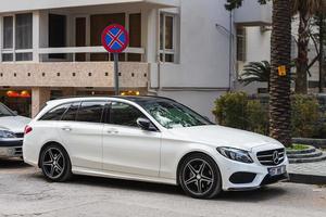 lado turquía 20 de febrero de 2022 blanco mercedes benz clase c está estacionado foto