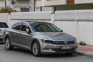 Side Turquía 20 de febrero de 2022 volkswagen passat plateado está estacionado en la calle en un cálido día de otoño foto