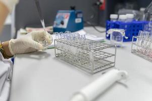 los químicos mezclaron productos químicos para encontrar medicamentos antirretrovirales en el laboratorio, se encontró un experimento para detectar virus en la sangre, desarrolladores de posibles medicamentos y vacunas contra covid-19 foto