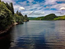 una vista del lago vyrnwy en el centro de gales foto