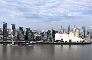 una vista aérea de londres sobre el río támesis cerca de la isla de los perros foto