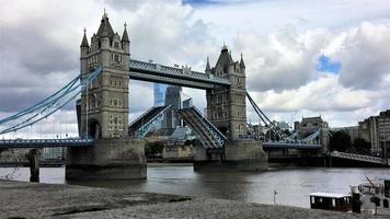 una vista del puente de la torre en londres con la apertura del puente levadizo foto