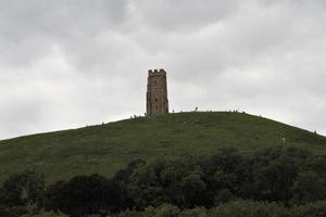 una vista del tor de glastonbury situado en una colina foto