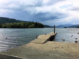 una vista del lago windermere en la noche foto