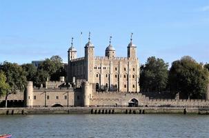 una vista de la torre de londres al otro lado del río támesis foto