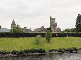 una vista de la iglesia en fort augustus en escocia foto