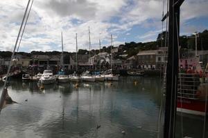 padstow en cornualles en agosto de 2020. una vista del puerto de padstow que muestra todos los barcos de pesca foto