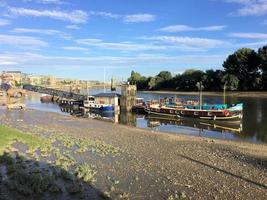 una vista del río támesis cerca del puente hammersmith foto