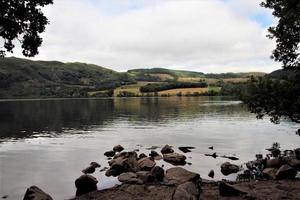 una vista del lago ullswater en el distrito de los lagos foto