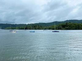 una vista del lago windermere en el distrito de los lagos foto