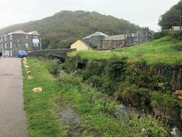 una vista de boscastle en Cornualles en una mañana húmeda foto