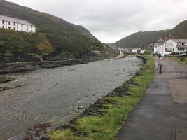 una vista de boscastle en Cornualles en una mañana húmeda foto