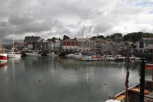 padstow en cornualles en agosto de 2020. una vista del puerto de padstow que muestra todos los barcos de pesca foto