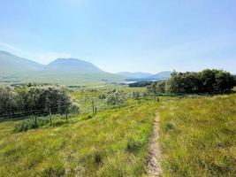 una vista de la campiña escocesa cerca de la montaña glencoe foto