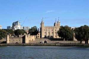 una vista de la torre de londres al otro lado del río támesis foto