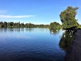 una vista del lago ellesmere al sol de la tarde foto