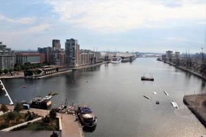 una vista aérea de londres sobre el río támesis cerca de la isla de los perros foto