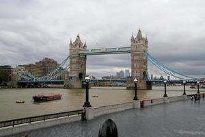 una vista del puente de la torre en londres foto