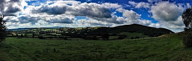 una vista de las colinas caradoc en shropshire foto