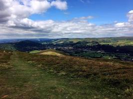 una vista de las colinas caradoc en shropshire foto