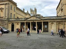 bath en el reino unido en agosto de 2020. una vista de la ciudad de bath bajo el sol de la tarde foto