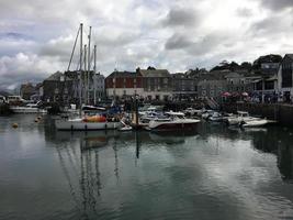 padstow en cornualles en agosto de 2020. una vista del puerto de padstow que muestra todos los barcos de pesca foto