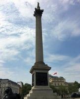 una vista de trafalgar square en londres foto