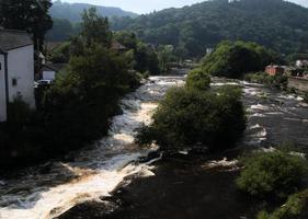 una vista del río dee en llangollen foto