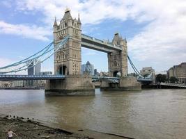 una vista del puente de la torre en londres foto