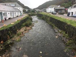 una vista de boscastle en Cornualles en una mañana húmeda foto